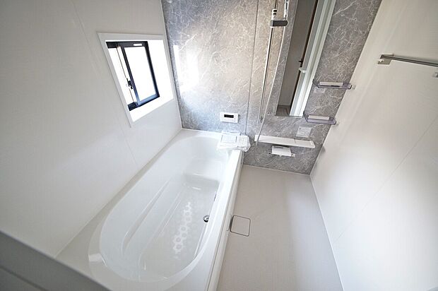 (3号棟 浴室)半身浴を楽しめるバスタブを備えた浴室で一日の疲れを癒せますね