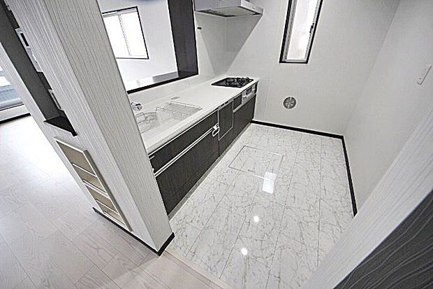 （当社他分譲済み　キッチン施工例）食洗機と浄水器付きの便利なシステムキッチン