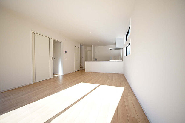 家族の交流が生まれるリビングイン階段を配したLDK、広さは約17帖あります