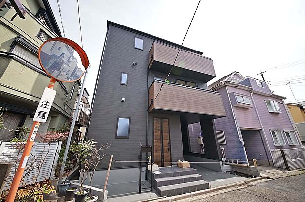 浄水器・浴室乾燥機・リビングイン階段・WIC・ペアガラスなど設備充実