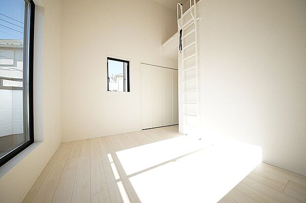 バルコニーに面した明るい居室、吹抜けがあり開放感ある空間