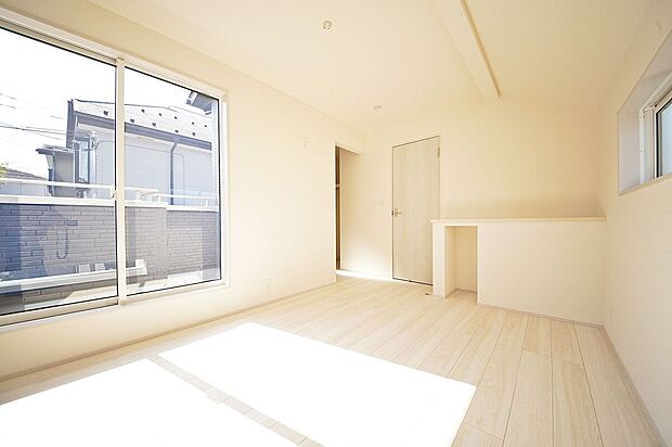 <2号棟 洋室>6.75帖の洋室にはカウンターを設置、テレクワークや趣味のスペースが確保できます