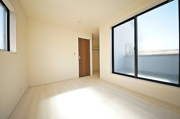 全居室2面採光でお部屋が明るく、便利な全居室収納付き