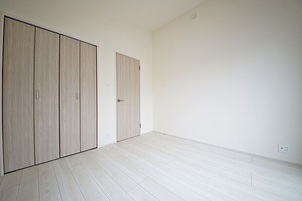 ＜1号棟　洋室＞全居室2面採光でお部屋が明るく、便利な全居室収納付きで整理整頓が捗りますね