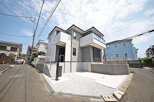 東南西三方角地につき陽当り・開放感良好!