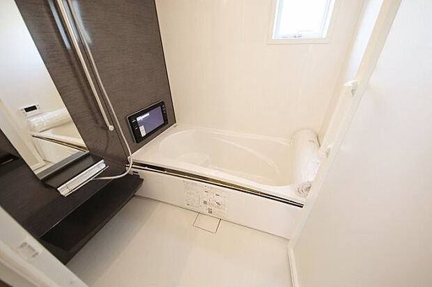 【2号棟　浴室】浴室乾燥機付で、大型TV付で快適なお風呂の時間、ゆっくりリラックスできます