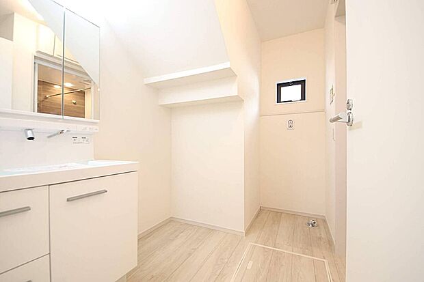 【独立洗面台】忙しい朝に嬉しい3面鏡タイプのシャワー付洗面化粧台です