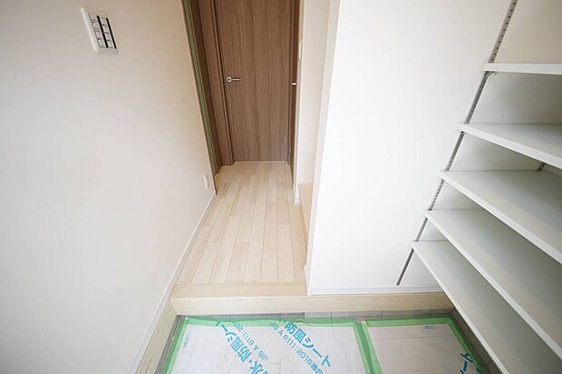 【玄関】収納するアイテムに合わせて高さを変えられる便利な棚を備えた玄関