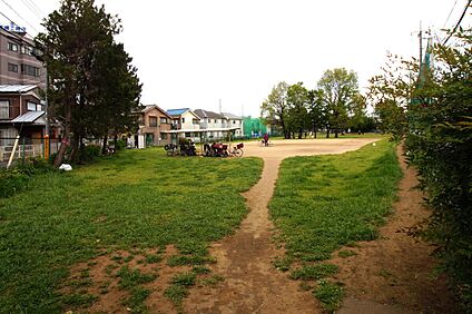 三角公園 約452m