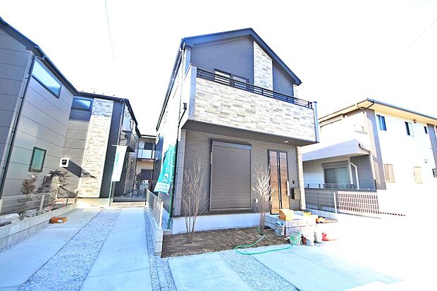 【1号棟　外観】防犯、防災対策にもなるシャッター付き雨戸があり安心です