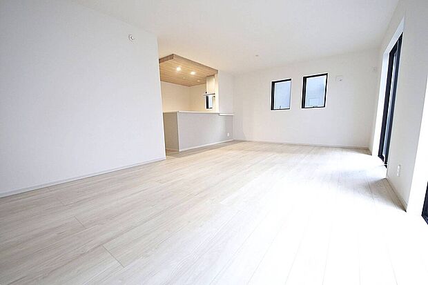 【2号棟　リビング】様々なインテリアと相性が良いナチュラルな色調の空間