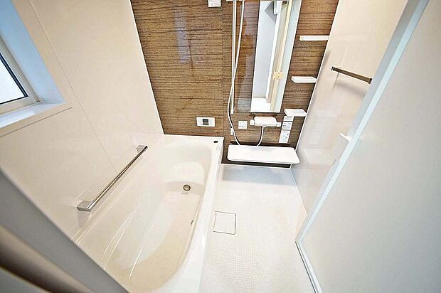 【浴室】浴室に窓があるので湿気がこもらずいつでもいい空気に