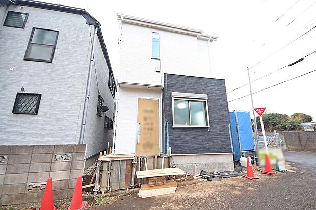 【外観】固定階段付きの小屋裏収納、季節の家電や思い出の品物なども保管しておけますね