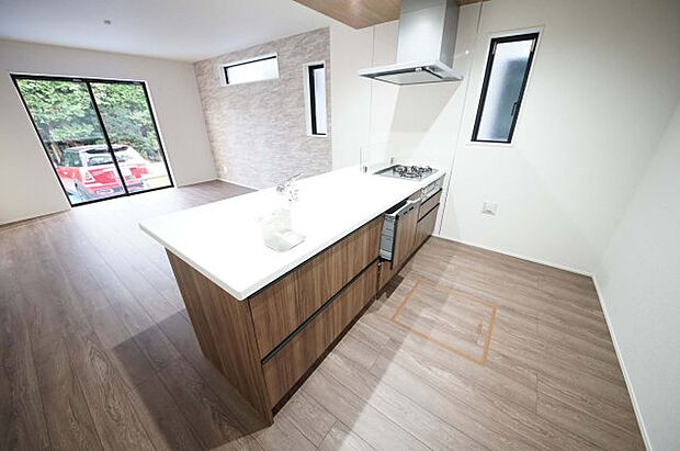 【2号棟　キッチン】対面タイプのキッチンなら家事をしながらも家族と会話が弾みます