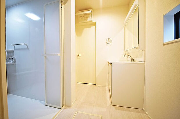 【2号棟　独立洗面台】三面鏡や収納等、必要な機能をシンプルにまとめた洗面台