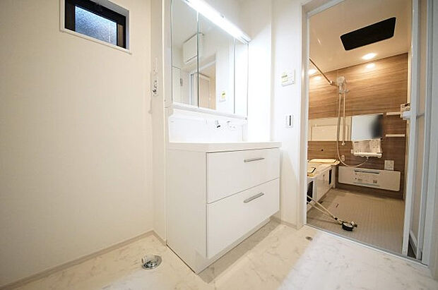 【2号棟　浴室】三面鏡や収納等、必要な機能をシンプルにまとめた洗面台