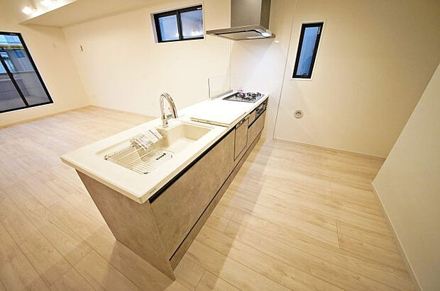 【2号棟　キッチン】様々なインテリアと相性が良いナチュラルな色調の空間