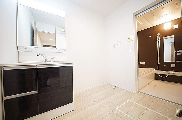 【独立洗面台】3面鏡タイプの洗面化粧台、鏡の後ろは便利な収納付き