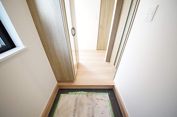 【玄関】家族の靴をスッキリ収納出来るトールタイプのシューズボックスを備えた玄関