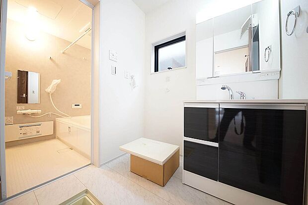 【洗面台】ゆとりある洗面室には、大きな鏡を備えた3面鏡タイプの洗面化粧台がございます