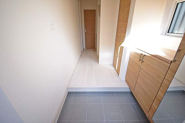 【玄関】シューズボックスに季節のお花やお気に入りの小物を飾って楽しむのもいいですね