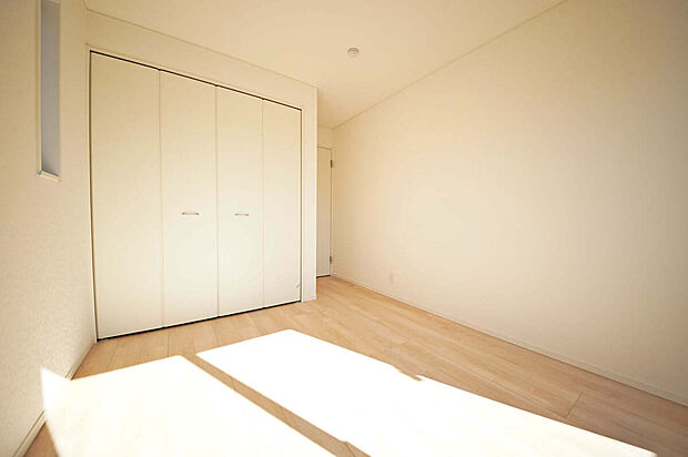 【3号棟　洋室】全居室収納付きでどのお部屋も整理整頓が捗り生活空間をより広く利用出来ます