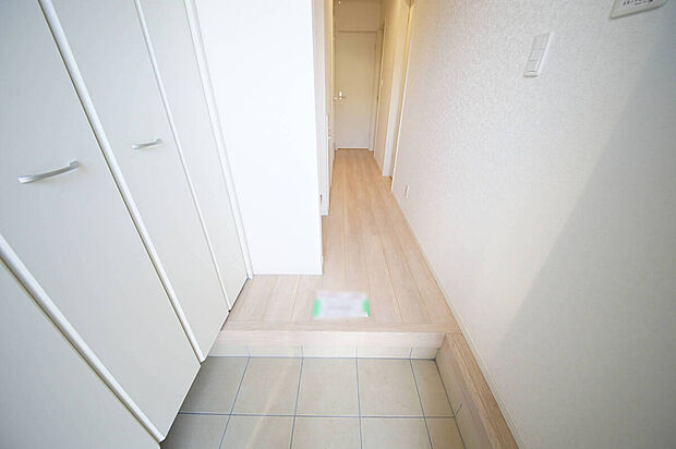 【1号棟　玄関】シューズボックスに家族の靴を収納すれば玄関先はいつでもスッキリ