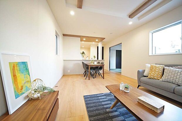 【リビング】開放感を演出する折り上げ天井を配したLDK、約17.25帖の広さがあります