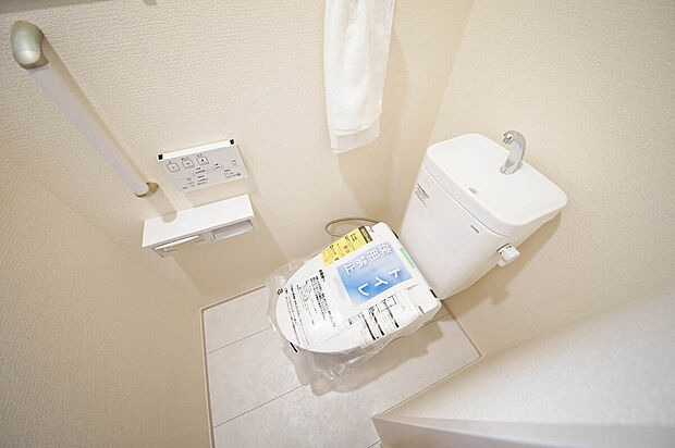 【トイレ】手すり付きで利用する際安心なトイレ、温水洗浄機能付き