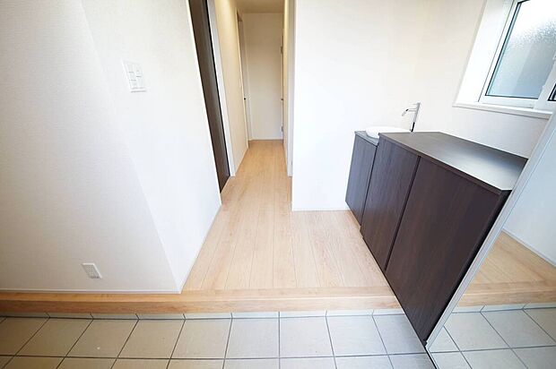 【玄関】ベビーカーやアウトドアグッズを保管出来る土間収納を備えた玄関