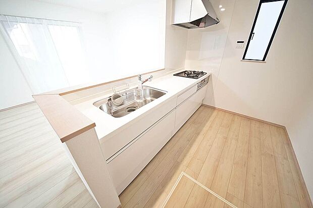 【キッチン】ご家族との会話も弾む対面キッチンは浄水器付き！便利な床下収納もございます