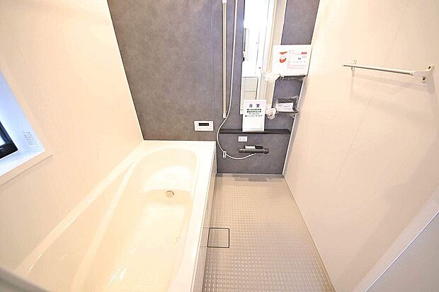 【浴室】浴室乾燥機付で、雨の日が続く時、花粉の時期にも安心してお洗濯できます