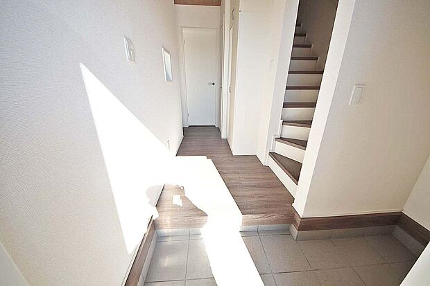 【玄関】玄関横にシューズクローク付きで、片付いた玄関がキープできます