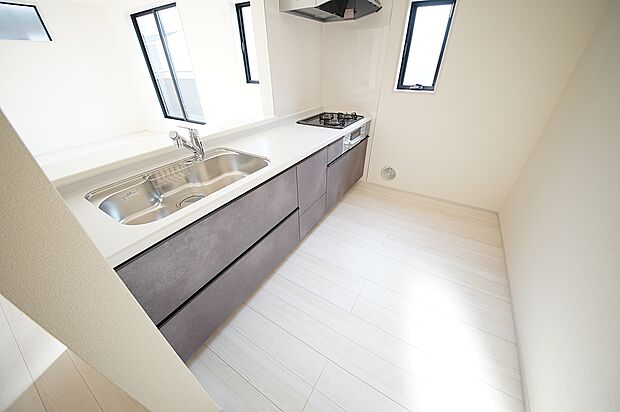 【キッチン】浄水器付きの対面キッチン、キッチン越しに会話を楽しみながらいつものお料理をもっと楽しく