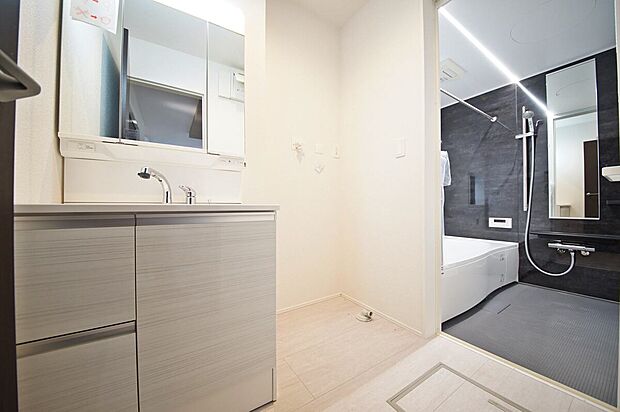 【洗面台】三面鏡や収納等、必要な機能をシンプルにまとめた洗面台