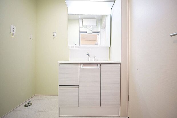 【洗面台】空間を無駄なく利用した吊戸棚付きの洗面台