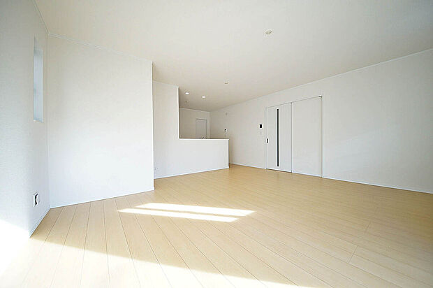 【B号棟 リビング】インテリアの映える広々としたリビングで、ご家族との団らんをお楽しみください