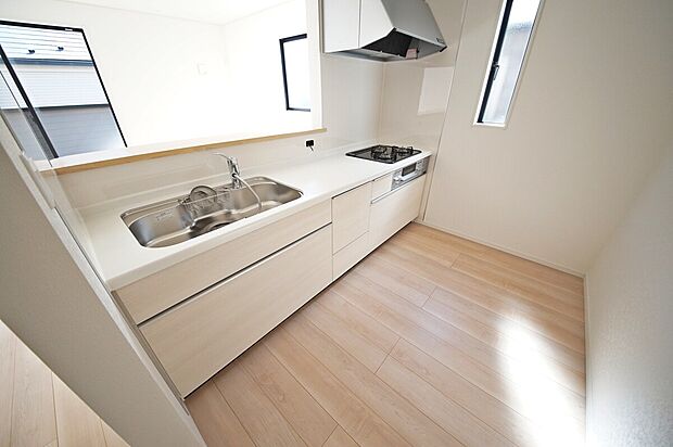 【キッチン】家事をしながらもリビングの様子を見守れるので安心な対面タイプのキッチン