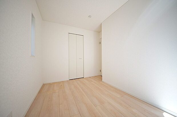 【洋室】全居室二面採光+収納完備!風通しが良く整理整頓が捗ります