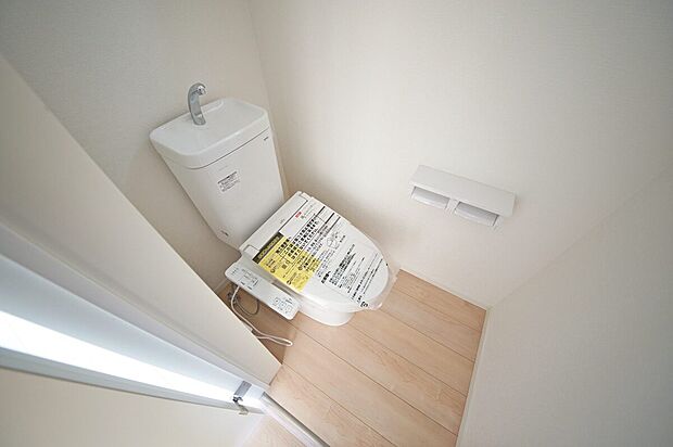 【トイレ】白を基調とした清潔感あるトイレ、温水洗浄機能付きです