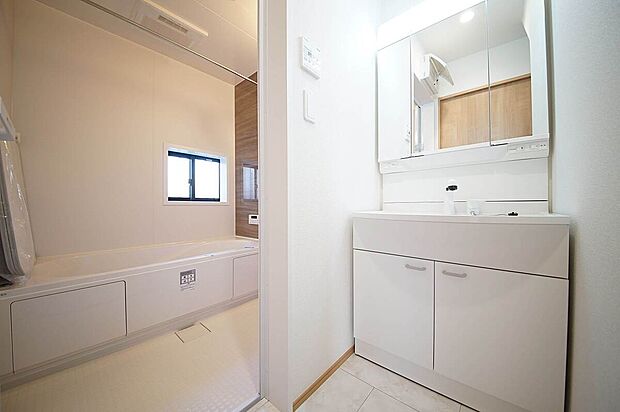 【A号棟洗面台】3面鏡裏収納には化粧品や洗面用品類をすっきり整理できます