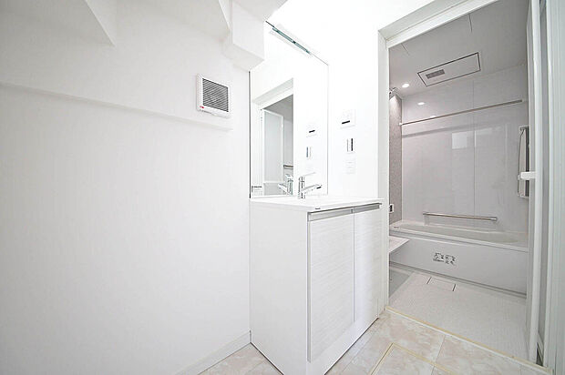 【洗面台】白を基調とした清潔感ある洗面台は収納付きでスッキリ片付きます