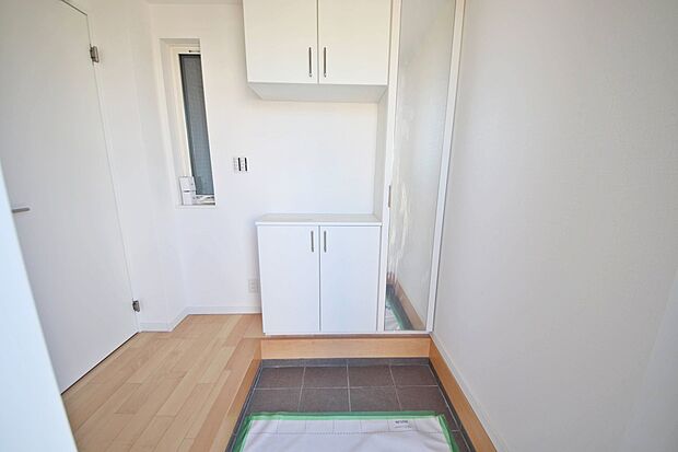 【玄関】全身が映る鏡はお出かけ前の身だしなみチェックに便利ですね