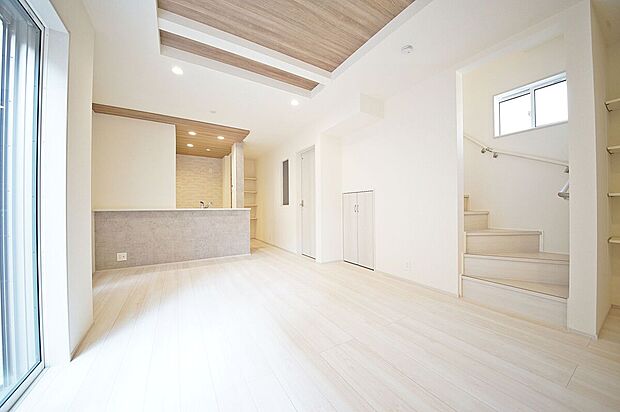 【<2号棟 リビング>】家族との交流を育むリビングイン階段のあるLDKで、ゆったりとお寛ぎいただけます