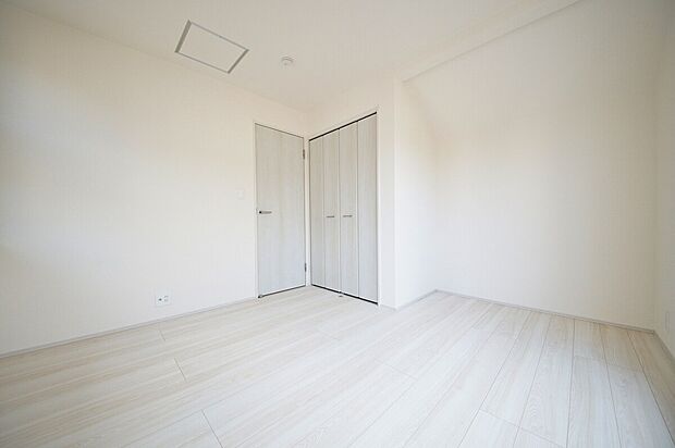 【<1号棟 洋室>】全居室南側向き+収納完備、どのお部屋も陽当たりが良く整理整頓が捗ります