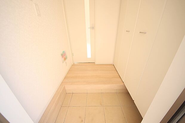 【玄関】家族の靴をスッキリ収納出来るシューズボックスがある玄関