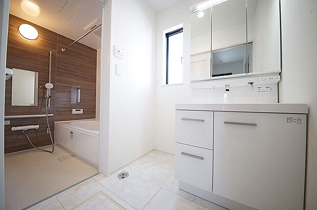 【洗面台】3面鏡裏収納には化粧品や洗面用品類をすっきり整理できます