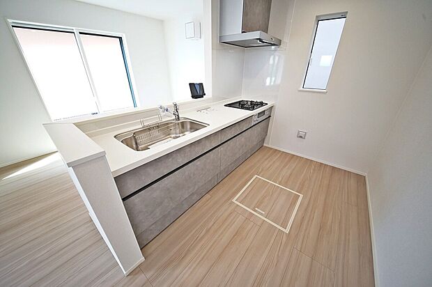 【キッチン】お料理中でもリビングの様子を見守れるので安心な対面タイプのキッチン