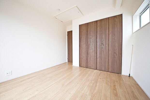【洋室】全居室二面採光＋収納完備、どのお部屋も風通しが良く整理整頓が捗ります