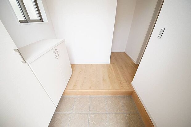 【玄関】トールタイプのシューズボックスに家族の靴をしまって玄関先はいつでもスッキリ
